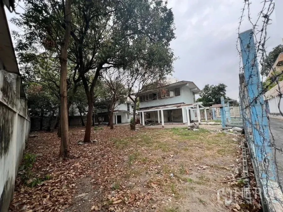 ที่ดิน ให้เช่าในWatthana, Bangkok - แปลงกว้างมีต้นไม้และสิ่งปลูกสร้างเดิมภายในกำแพง