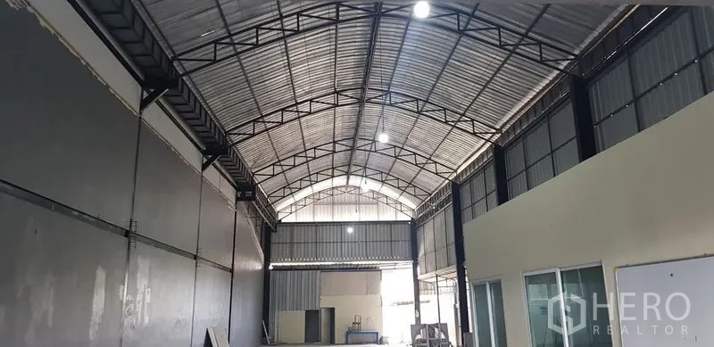 货栈 出租在Bang Phli, Samut Prakan - 拱形金属屋顶与桁架结构，仓库内部的高挑空间。