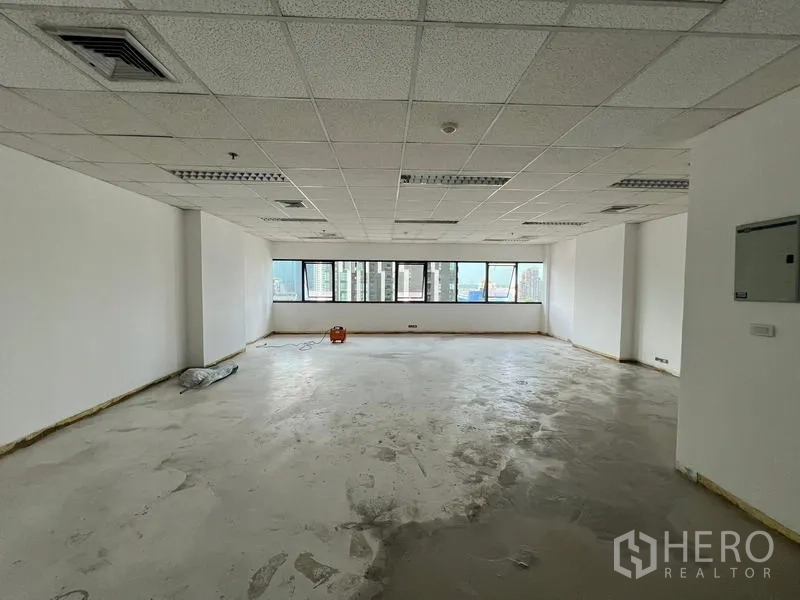 สำนักงาน ให้เช่าในWatthana, Bangkok - สำนักงานโล่งขนาด 76 ตร.ม. ฝ้าเพดานทีบาร์ ไฟฟลูออเรสเซนต์ และหน้าต่างบานยาววิวเมือง ใกล้เอกมัย.