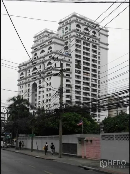 คอนโด ขายในWatthana, Bangkok - มุมมองจากถนนของคอนโดมิเนียมไฮไรส์สไตล์คลาสสิก