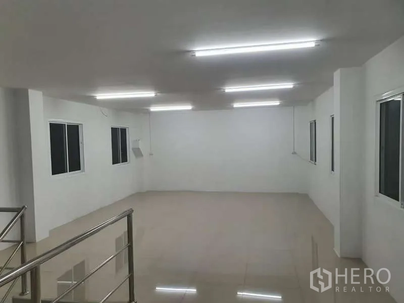 货栈 出租在Khlong Luang, Pathum Thani - 二层办公区明亮，瓷砖地面与多扇窗，荧光灯照明。