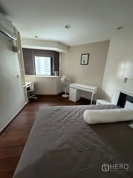 คอนโด ให้เช่า - มุมทำงานในห้องนอน โต๊ะติดหน้าต่าง แอร์แขวนผนัง และพื้นไม้