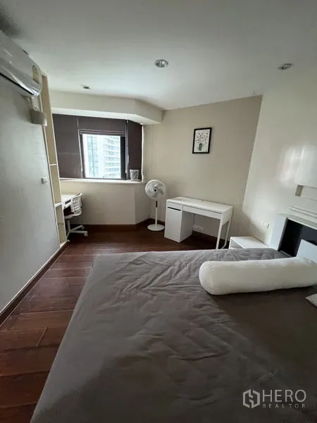 คอนโด ให้เช่า - มุมทำงานในห้องนอน โต๊ะติดหน้าต่าง แอร์แขวนผนัง และพื้นไม้