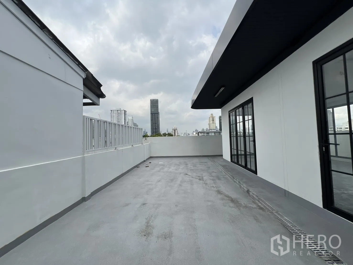 零售空间 出租在Khlong Toei, Bangkok - 紧凑茶水间，操作台与灰色墙砖