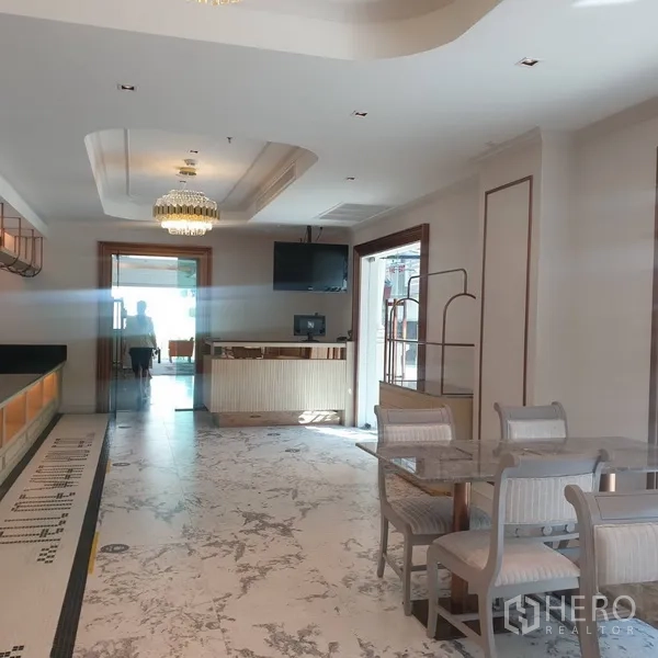 零售空间 出租在Khlong Toei, Bangkok - 宽敞用餐空间，仿大理石地面、接待台与水晶吊灯照明。