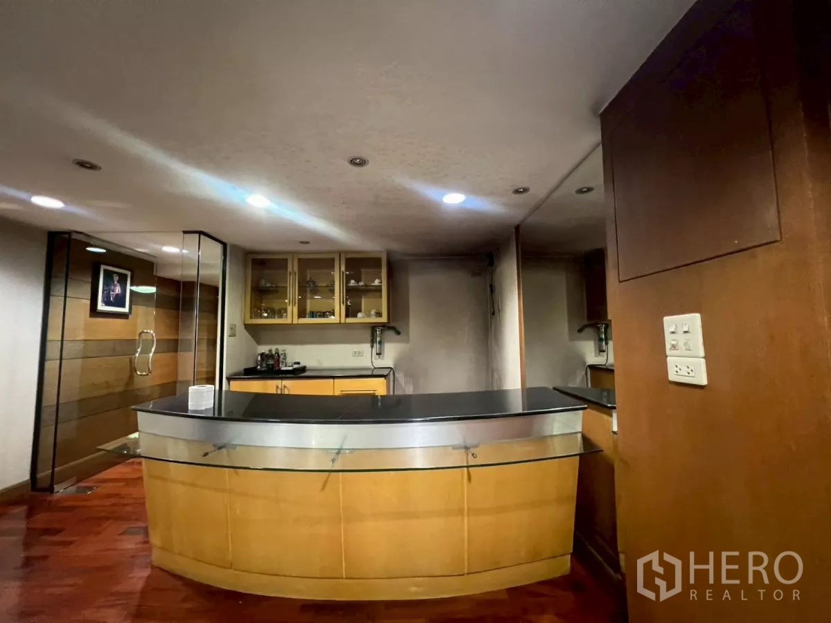 店屋 出租在Bang Rak, Bangkok - 内置吧台，木质橱柜与玻璃展示柜。