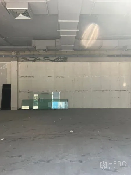 พื้นที่ขายปลีก ให้เช่าในKhlong Toei, Bangkok - พื้นร้านค้าโล่งกว้าง หน้าผนังเปล่าพร้อมกระจกวางซ้อน ใต้เพดานเดินท่อลม