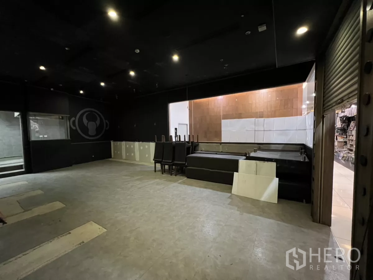 พื้นที่ขายปลีก ให้เช่า - พื้นร้านค้าพร้อมประตูม้วน ที่นั่งบูธ และมองเห็นโถงทางเดินศูนย์การค้า