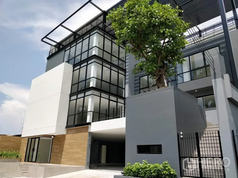 สำนักงาน ให้เช่าในPrawet, Bangkok - อาคารสำนักงานสมัยใหม่กระจกทั้งด้าน พร้อมโครงกันแดดบนดาดฟ้าและต้นไม้ยกสูง