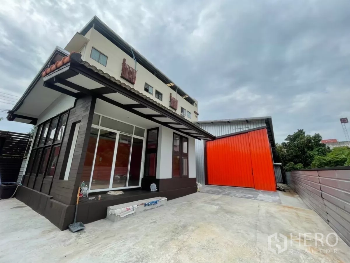 货栈 出租在Khlong Toei, Bangkok - 落地窗办公室毗邻亮橙色滑动仓门。