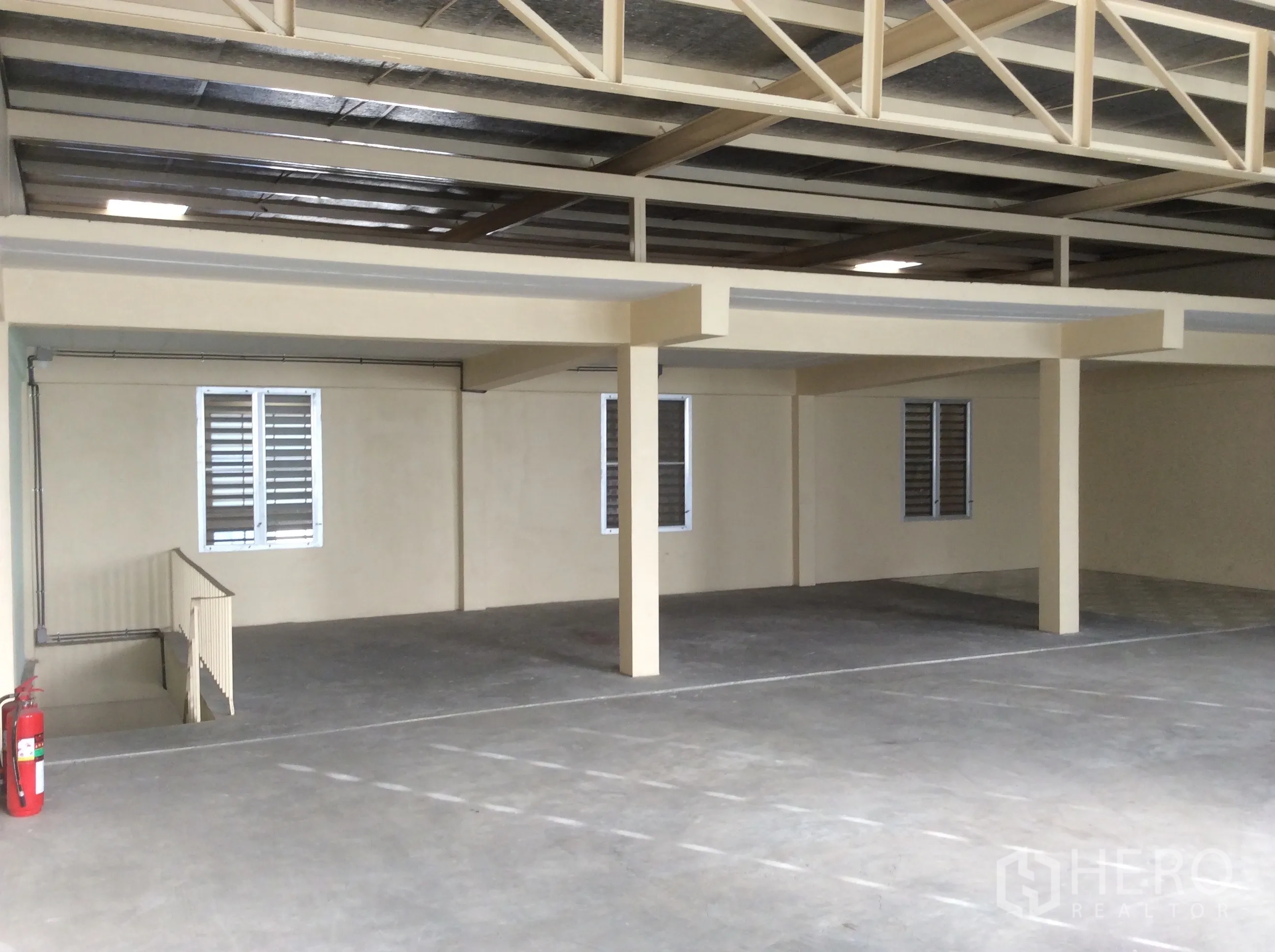 工厂 for rent in Thung Khru, Bangkok - 夹层工作区，百叶窗、混凝土地面与楼梯通达。
