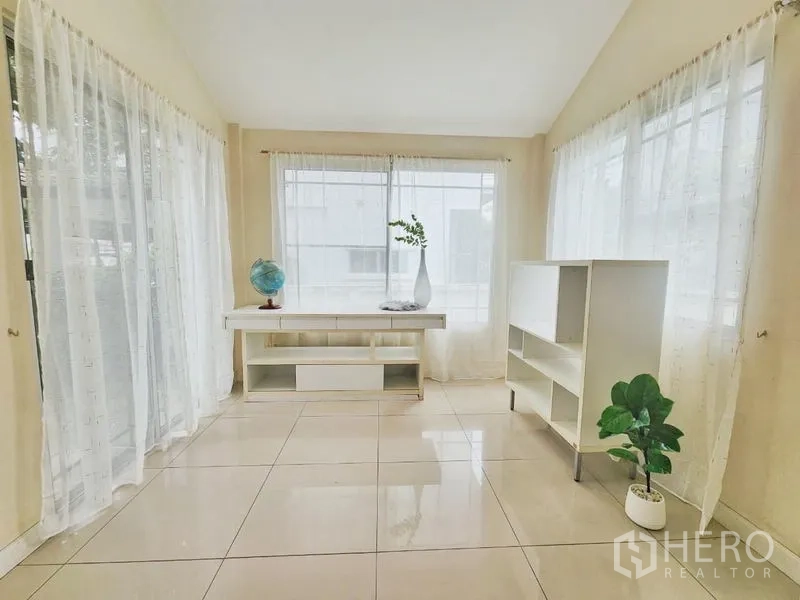 独立式住宅 出租在Prawet, Bangkok - 明亮多功能房，三面落地窗与瓷砖地面。