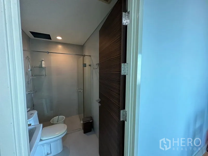 คอนโด ขายในKhlong San, Bangkok - ห้องน้ำร่วมสมัยพร้อมตู้ shower กระจก สุขภัณฑ์ และอ่างล้างหน้า.