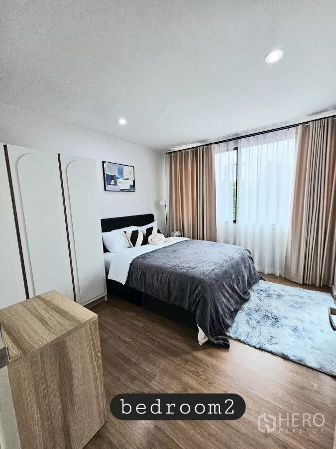 ทาวน์เฮาส์ ให้เช่าในSaphan Sung, Bangkok - ห้องนอนที่สอง เตียงคู่ ตู้เสื้อผ้า และหน้าต่างบานใหญ่