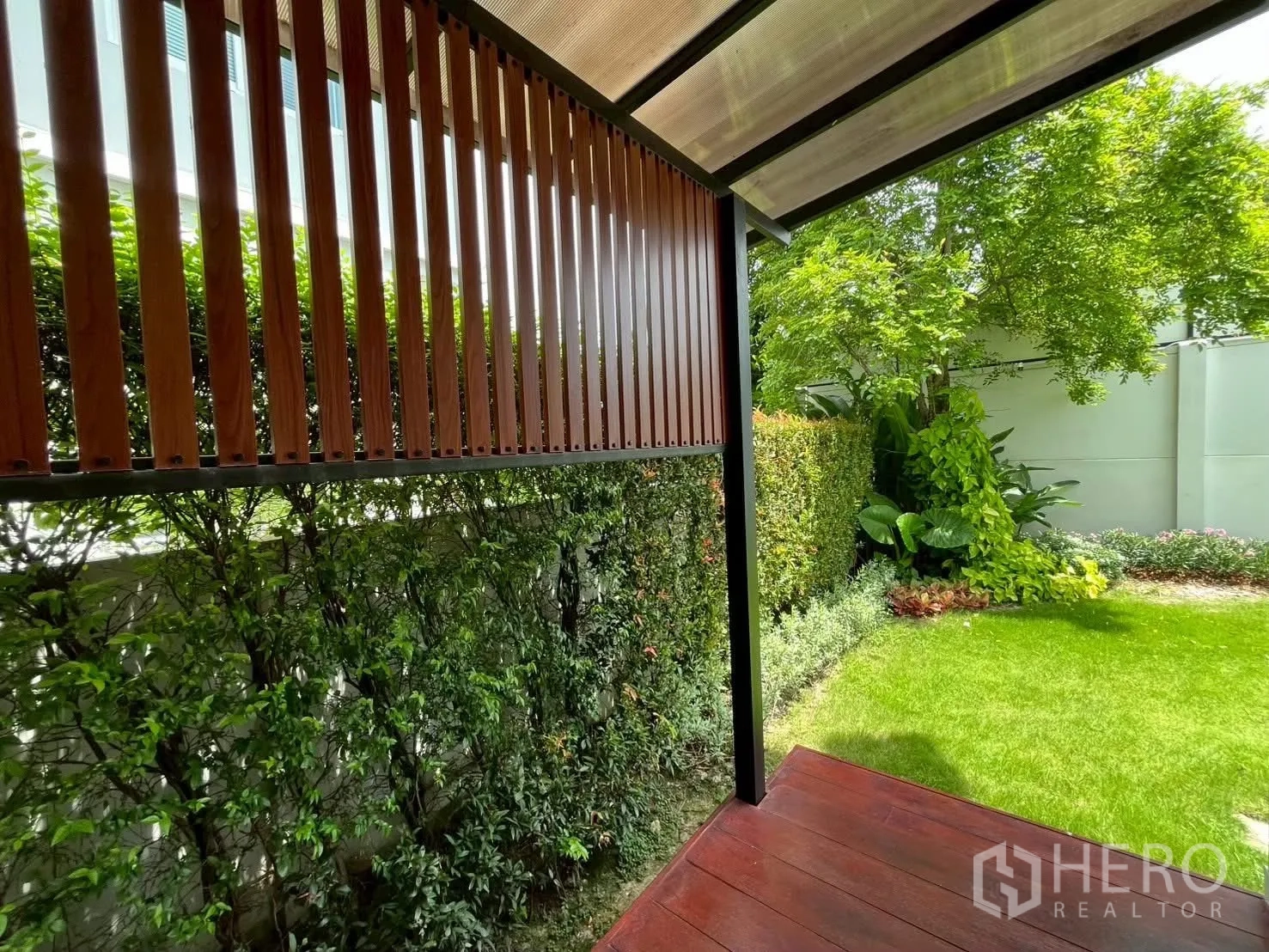 独栋房屋 for rent in Prawet, Bangkok - 带顶露台与木格栅屏风，旁为景观花园。