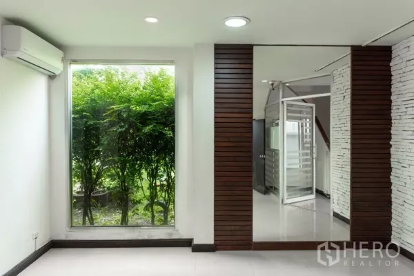 สำนักงานที่บ้าน ให้เช่าในLat Phrao, Bangkok - ห้องทำงานมีหน้าต่างบานใหญ่เห็นแนวต้นไม้และผนังไม้ระแนง