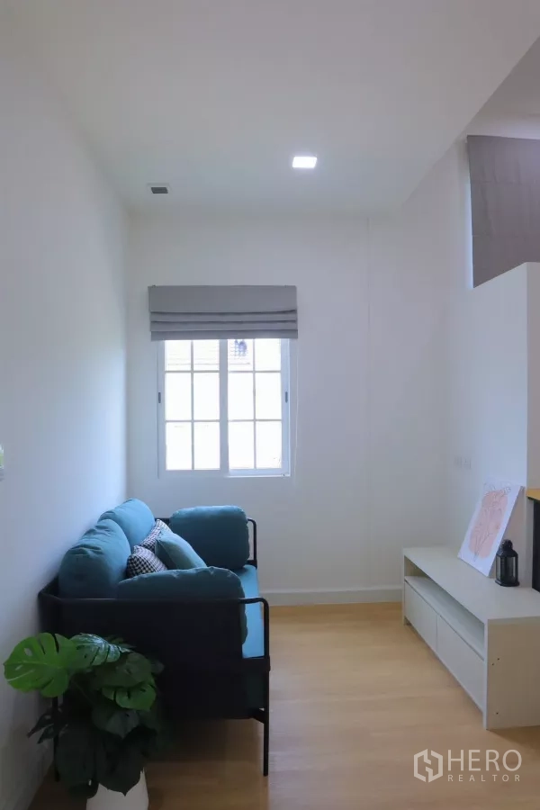 Detached House for rent in Bang Phli, Samut Prakan - Long view of compact upstairs sitting area filled with natural light.