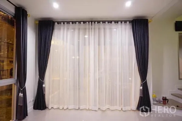 สำนักงานที่บ้าน ให้เช่าหรือขายในBang Khen, Bangkok - ประตูกระจกบานเลื่อนกรุม่านโปร่ง ใกล้บันไดสไตล์โมเดิร์น