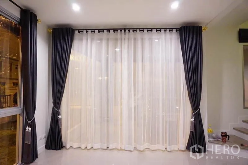 สำนักงานที่บ้าน ให้เช่าหรือขายในBang Khen, Bangkok - ประตูกระจกบานเลื่อนกรุม่านโปร่ง ใกล้บันไดสไตล์โมเดิร์น