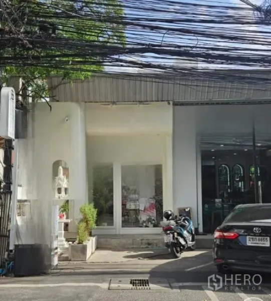 พื้นที่ขายปลีก ให้เช่าในWatthana, Bangkok - หน้าร้านติดถนนซอย กระจกโชว์สินค้าบานใหญ่ มีพื้นที่จอดสั้นๆ