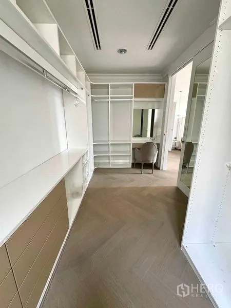 ทาวน์เฮาส์ ให้เช่าในWatthana, Bangkok - ห้องแต่งตัวแบบวอล์คอิน กั้นชั้นและลิ้นชักบิวท์อิน พร้อมโต๊ะเครื่องแป้ง.