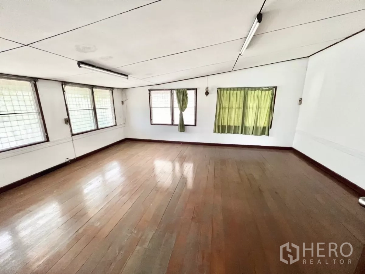 货栈 出租在Mueang Samut Prakan, Samut Prakan - 二层办公室木地板，多扇窗户配窗帘。