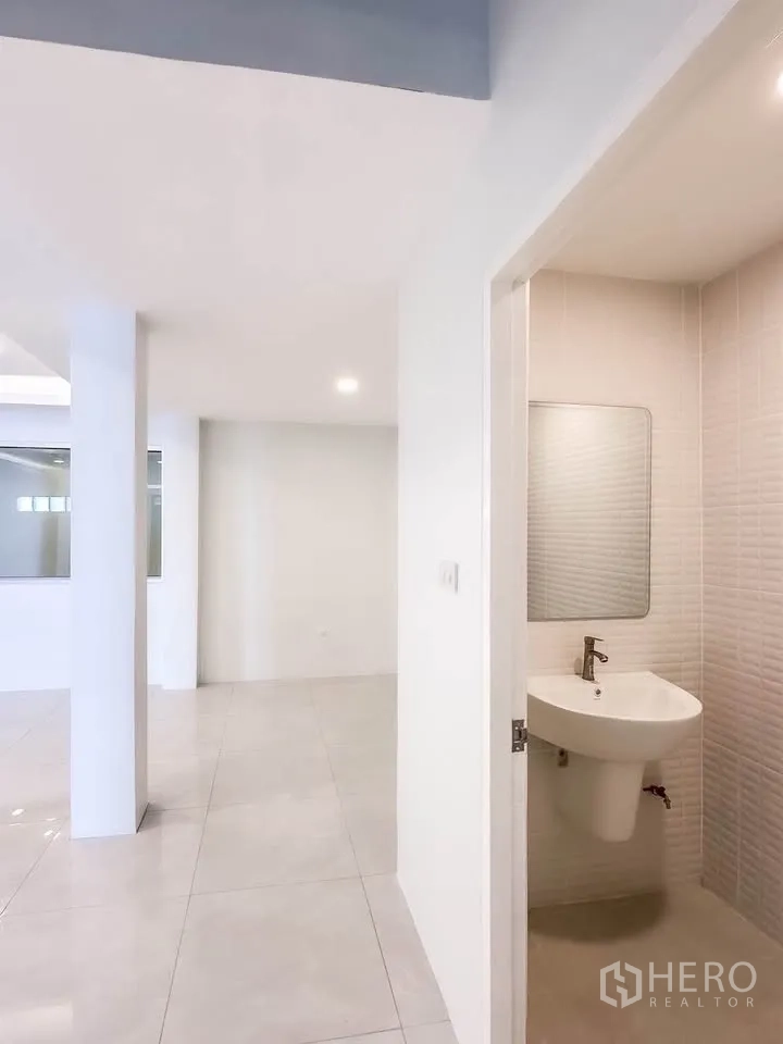 联排别墅 for sale in Wang Thonglang, Bangkok - 壁挂式洗手盆的盥洗区，旁接瓷砖地面空间。