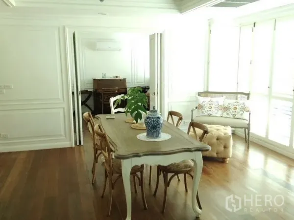 คอนโด ให้เช่าในPathum Wan, Bangkok - มุมรับประทานอาหารรับแสงธรรมชาติ โต๊ะไม้สไตล์วินเทจและหน้าต่างบานใหญ่