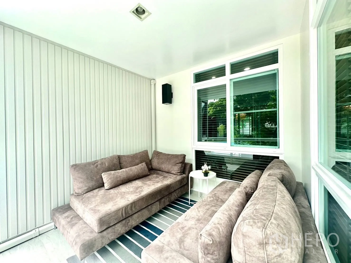 บ้านเดี่ยว for rent in Bang Phli, Samut Prakan - ห้องนั่งเล่นกระจกปิดล้อม มีโซฟาสองตัวและพรมลายทาง.