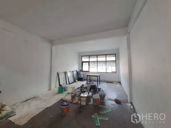 อาคารพาณิชย์ ให้เช่าในBangkok - พื้นที่โอเพ่นสเปซลึก มีหน้าต่างกว้างและอุปกรณ์รีโนเวทกับกระป๋องสีบนพื้น