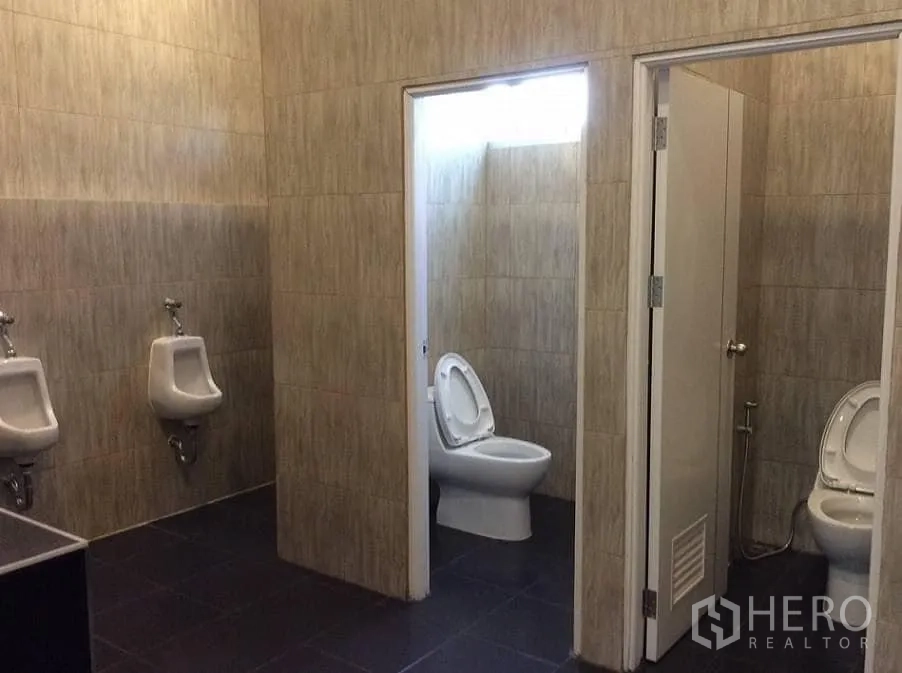 工厂 出租或出售在Bang Sao Thong, Samut Prakan - 干净的卫生间，坐便器、小便池与隔间