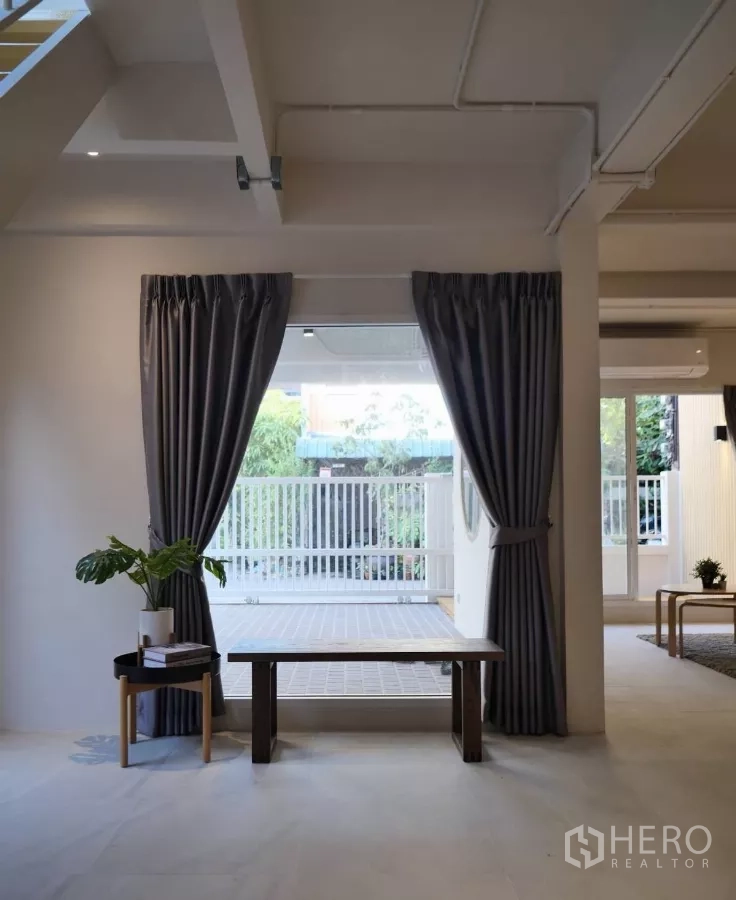 联排别墅 出租或出售在Watthana, Bangkok - 入口小景，深色窗帘框出面向庭院的视野。