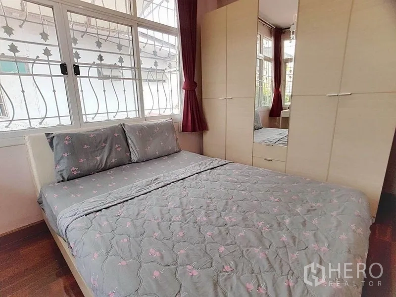 บ้าน ให้เช่าในDin Daeng, Bangkok - ห้องนอนสว่าง เตียงคู่ หน้าต่างพร้อมเหล็กดัด และตู้เสื้อผ้าบานกระจก