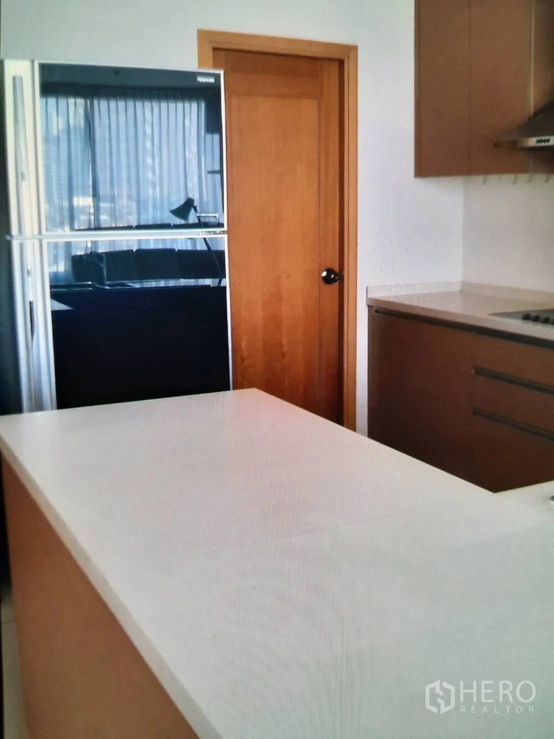 คอนโด ให้เช่าหรือขายในSathon, Bangkok - ห้องครัวสมัยใหม่ ตู้ไม้สีอ่อน เคาน์เตอร์ไอส์แลนด์ เครื่องดูดควัน และตู้เย็นใหญ่ข้างประตูไม้