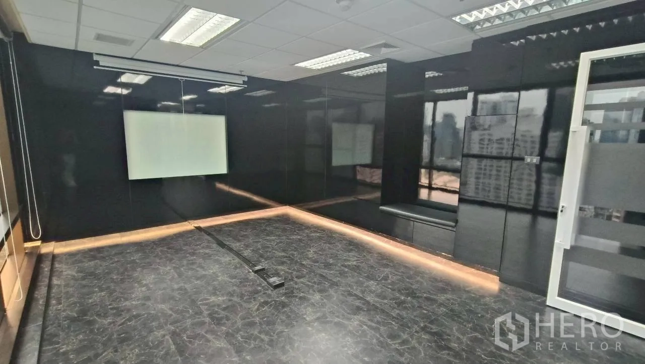 ออฟฟิศ for rent in Ratchathewi, Bangkok - ห้องประชุมผนังดำเงาพร้อมจอพรีเซนเทชัน.
