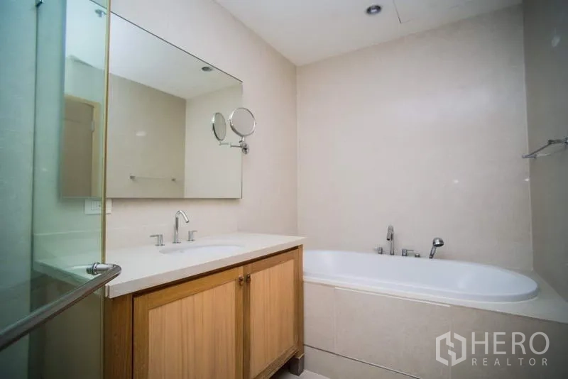 คอนโด ให้เช่าหรือขายในKhlong Toei, Bangkok - ห้องน้ำสมัยใหม่ มีอ่างล้างหน้า กระจกบานใหญ่ และอ่างอาบน้ำบิวท์อิน