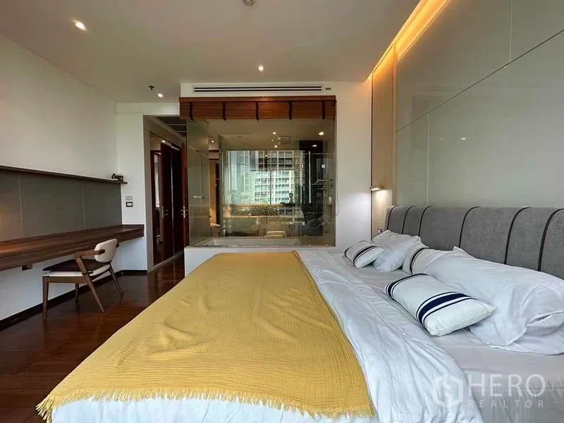 คอนโด ให้เช่าในKhlong Toei, Bangkok - ห้องนอนมาสเตอร์เตียงคิง ผนังกระจกเชื่อมเข้าห้องน้ำ พร้อมวิวเมือง