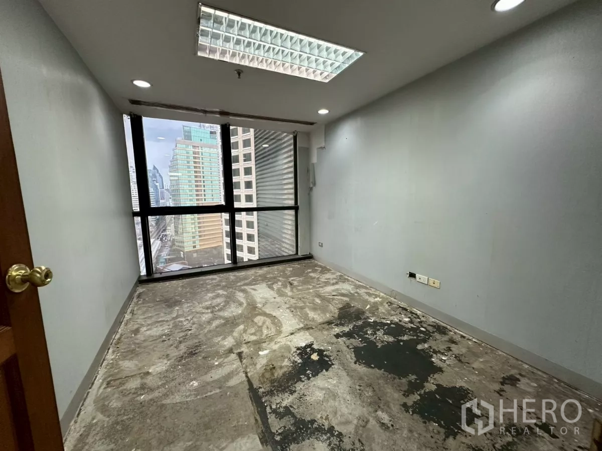 สำนักงาน ให้เช่าในKhlong Toei, Bangkok - ห้องทำงานขนาดเล็ก ไฟดาวน์ไลท์ เพดานทีบาร์ และวิวเมือง