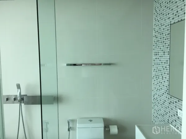 公寓 出租在Watthana, Bangkok - 现代卫浴，玻璃淋浴间与马赛克装饰墙。