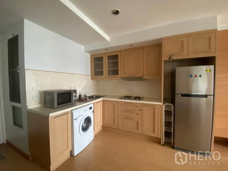 คอนโด ให้เช่าในWatthana, Bangkok - ครัวรูปตัวแอลพร้อมเตาเย็น ตู้เย็น ไมโครเวฟ และเครื่องซักผ้าในห้อง