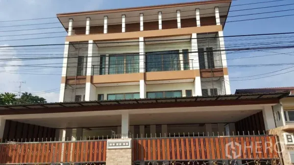 独立式住宅 出租在Prawet, Bangkok - 现代三层独栋别墅外立面，带围栏与有顶车位。