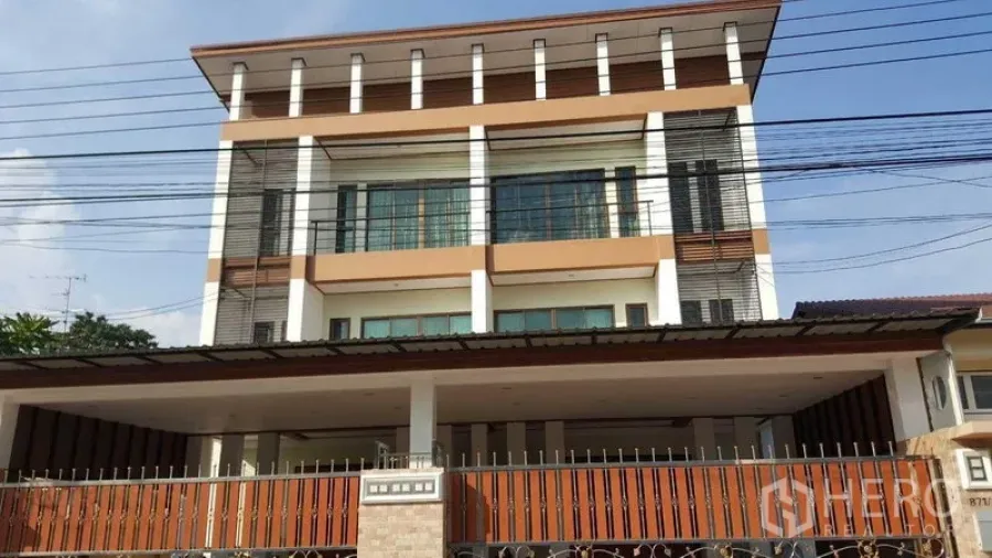 Detached House for rent in Prawet, Bangkok - Modern three‑storey detached house facade with gated fence and covered parking area.