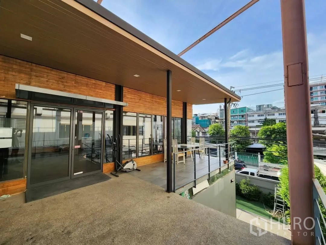 Home Office for rent in Mueang Nonthaburi, Nonthaburi - Covered balcony terrace outside a glass-walled room.