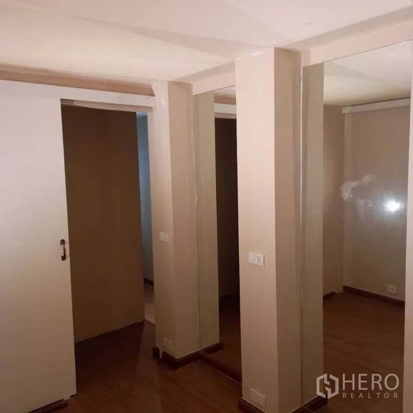 อาคารพาณิชย์ ให้เช่าในWatthana, Bangkok - ห้องลองเสื้อหรือบูธกั้นพร้อมกระจกและประตูบานเลื่อน