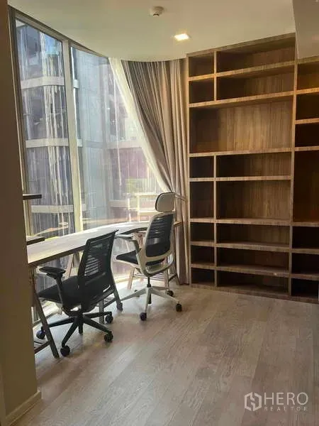 คอนโด ให้เช่าในWatthana, Bangkok - มุมทำงานติดหน้าต่างกระจกเต็มบาน พร้อมชั้นหนังสือบิลท์อิน โต๊ะทำงานและเก้าอี้ตามหลักสรีรศาสตร์