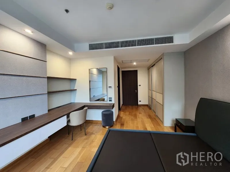 公寓 出租在Khlong Toei, Bangkok - 卧室内梳妆书桌、层板与内置收纳