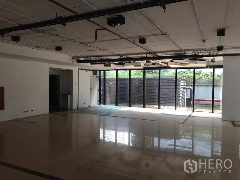 สำนักงาน ให้เช่าในWatthana, Bangkok - ออฟฟิศแปลนโล่ง พื้นเงา เพดานเปลือยเดินระบบ พร้อมกระจกสูงเปิดสู่พื้นที่เอาท์ดอร์ส่วนตัว