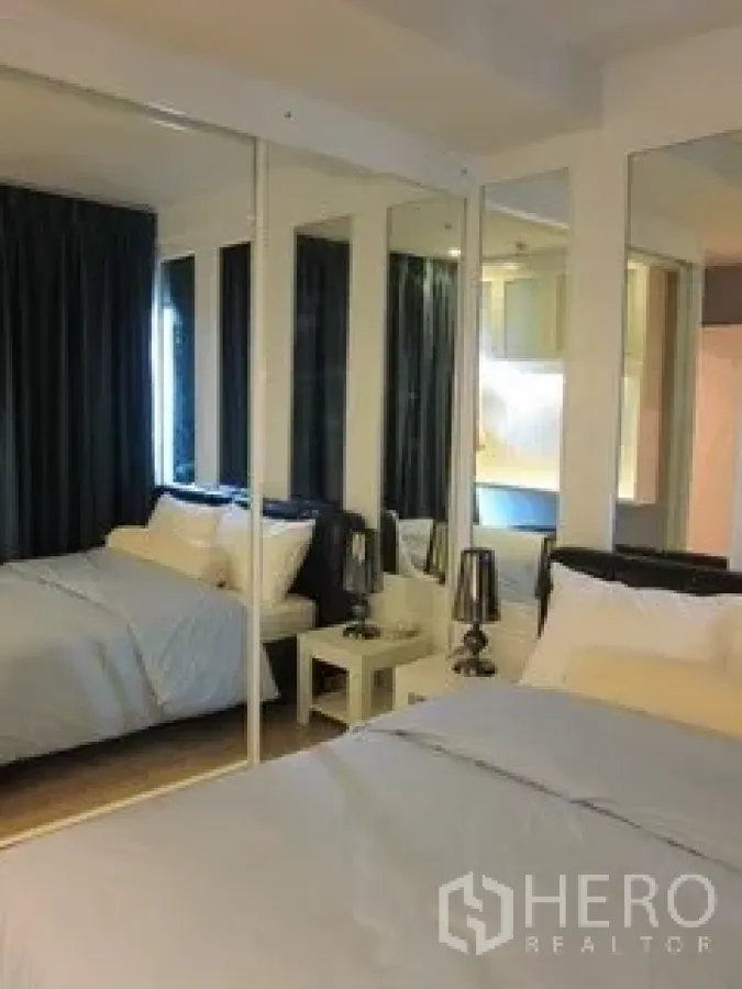 คอนโด ให้เช่าในKhlong Toei, Bangkok - ห้องนอนอบอุ่น ตู้เสื้อผ้าบานกระจก ผ้าม่านสีเข้ม และโคมไฟข้างเตียง