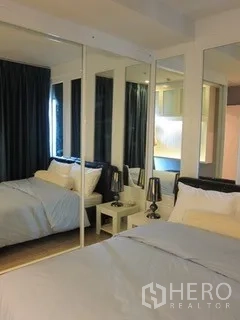 คอนโด ให้เช่าในKhlong Toei, Bangkok - ห้องนอนอบอุ่น ตู้เสื้อผ้าบานกระจก ผ้าม่านสีเข้ม และโคมไฟข้างเตียง