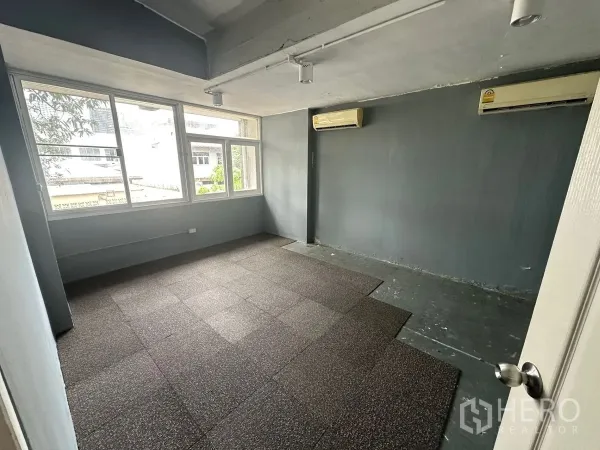 带办公室的家 出租在Chatuchak, Bangkok - 独立办公室，灰色墙面，大窗及壁挂空调。